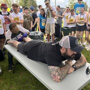 Un professeur honore sa promesse de se faire tatouer un jambon sur la jambe si les élèvent réussissaient à amasser 60 000 $.