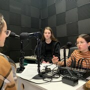 Trois adolescentes discutent dans le studio de radio de l'école Dagenais à Palmarolle. 