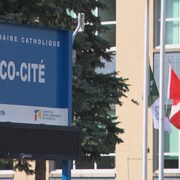 L'affiche indiquant l'école secondaire catholique Franco-Cité, devant l'établissement.