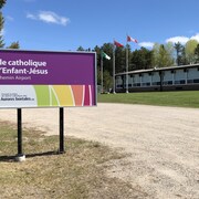Un panneau devant l'École catholique de l'Enfant-Jésus.