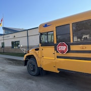 L'école St-Isidore du Conseil des écoles fransaskoises (CEF) à Bellevue, en Saskatchewan, avec un autobus scolaire le 1er septembre 2022.