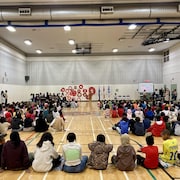 Les élèves de l’École Gabrielle-Roy rassemblés dans le gymnase pour une présentation en lien avec le jour du Souvenir (novembre 2023).
