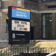 Façade extérieure de l'École Gabrielle-Roy. Un panneau dit : «Bonne rentrée scolaire ».