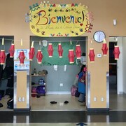 Une salle de classe de l'École La Grande-ourse décorée de lanternes et d'images inspirées de l'art autochtone