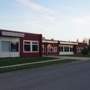 Le bâtiment d'une école en milieu rural en Alberta, en mai 2024.