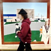 Un élève passe devant une fresque dans l'École Gabrielle-Roy, d'Île-des-Chênes.