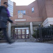L’école secondaire catholique Loyola, à Montréal, s’est rendue jusqu’en Cour suprême afin d’être exemptée de dispenser le cours d’ECR dans une perspective laïque.oles religieuses qui sont subventionnées. Pour la journaliste Laurence Niosi. 

Photo prise à Montréal,  Québec. 

Sur la photo: (Gauche à droite) École Loyola
7272 Sherbrooke St W, Montreal. 

Le 06 Avril 2022 2022/04/06