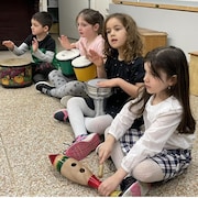 Ce groupe du primaire de l'École Brassard St-Patrice de Magog apprend la musique. Les élèves ont accès à des instruments. 