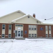 L’école primaire de Sainte-Apolline, en hiver.