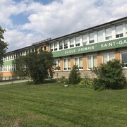 Une école primaire, en été.