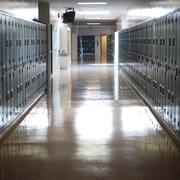 Un couloir vide dans une école secondaire.