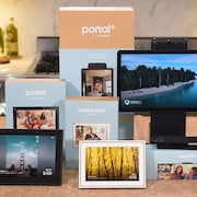 Plusieurs écrans de différentes tailles et des boîtes identifiées Portal sont placés sur une table. 