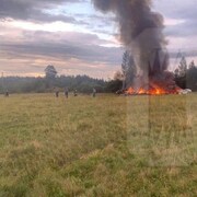 Des débris d'avion en feu à la suite d'un accident aérien présumé dans la région de Tver, en Russie.