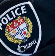 Le mot police chapeaute les armoiries de la police d'Ottawa.