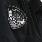 Un écusson sur lequel on peut lire « Techniques policières, Collège d'Alma »