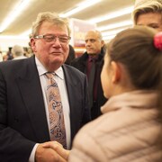 Le nouveau maire Ed Holder accueille une partisane lors d'une fête le soir des élections.
