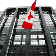 La portion moderne et vitrée de l'édifice de la Banque du Canada, à Ottawa, en décembre 2022.