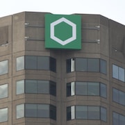 Le logo de Desjardins au haut d'un édifice.