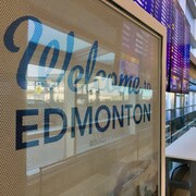 Un panneau dit « Welcome in Edmonton » dans le terminal des départs de l'aéroport international d'Edmonton.