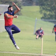 Gurdeep Klair s'apprête à lancer une balle.