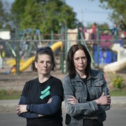 Sabrina Tétreault et Rebecca Smith devant une école.