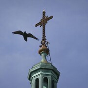 Une croix au sommet du clocher d'une église catholique à Montréal. 