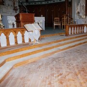 Le choeur de l'église recouvert de poudre blanche.