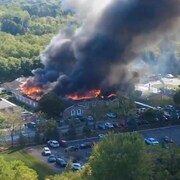 Un &eacute;difice en feu vu des airs.