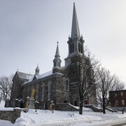 Le côté nord de l'église Saint-François-Xavier en hiver.