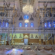 Des bâches et des échafaudages sont visibles dans une église.