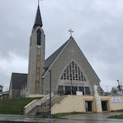 L'église Saint-Sauveur est située sur la 3e avenue à Val-d'Or.