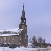 L'extérieur de l'église Sainte-Blandine en hiver