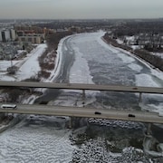 Vue aérienne du pont Fort Garry traversant la rivière Rouge en hiver.