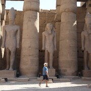 Un touriste devant le temple d'Amon en Égypte.