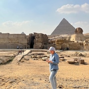 Eman Ghoneim devant les pyramides de Gizeh.