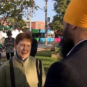 Les deux ont une discussion dans un parc de la région de Toronto.