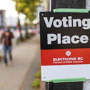 Une affiche indiquant un bureau de scrutin pour le vote par anticipation.