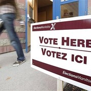 Un panneau devant un bureau de vote lors de l'élection provinciale au Manitoba