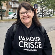 Chantal Côté sur la rue Hochelaga dans la circonscription de Camille-Laurin, où elle appuie le candidat et chef du PQ Paul St-Pierre-Plamondon.
