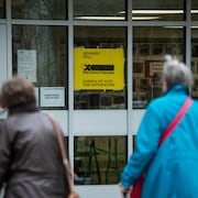 Un affichage d'Élections Canada dans un bureau de vote par anticipation à Toronto, le vendredi 18 avril 2025.