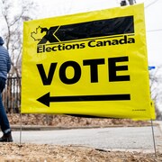 Une affiche d'Élections Canada est photographiée près d'un bureau de vote par anticipation à Ottawa, le vendredi 18 avril 2025.