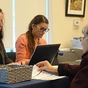 Une électrice vérifie qu'elle se trouve sur la liste d'électeurs pour voter.