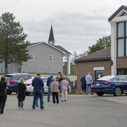 Des électeurs au bureau de vote de Quispamsis, le 14 septembre 2020.