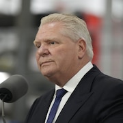 Doug Ford prend la parole lors d'un événement de campagne à Oakville le 10 février 2025.