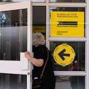 Une électrice rentre dans un bureau de vote à Verdun.