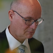 M. Blanchet assis à son bureau.