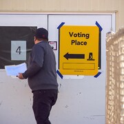 Un électeur se rend dans un bureau de scrutin lors d'élections en Saskatchewan, en octobre 2020.