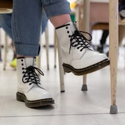 Les pieds d'élèves dans une classe.