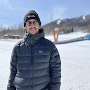 Il prend la pose au bas des pistes du Mont-Sainte-Anne. 