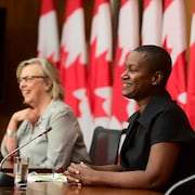 Annamie Paul et Elizabeth May, lors d'un point de presse.